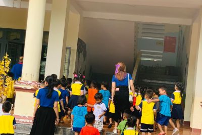 Thực hiện kế hoạch số 32 ngày 4/5 về việc tổ chức tham quan trường tiểu học Trà Phong. BGH, GV và HS 2 lớp Lá A và B được tham quan các hoạt động trải nghiệm, học tập môi trường tiểu học chuẩn bị sẳn sàng vào lớp 1